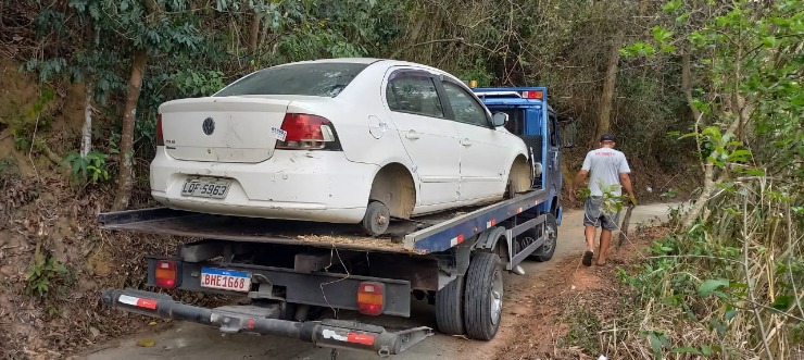 PMs encontram carro roubado abandonado em Queimados após uma informação do Disque Denúncia